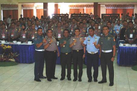 TNI dan Polri mengikuti Rapat Kerja Teknis (Rakernis) Pengemban Fungsi Propan dan POM TNI, di Gedung Serbaguna Adisutjipto, Rabu (24/5/2017). FOTO : NADHIR