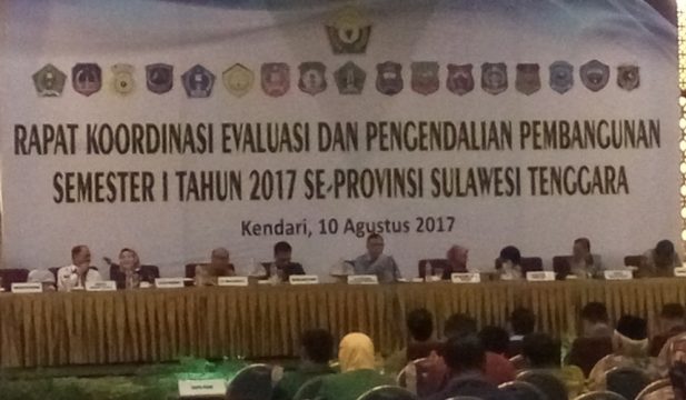 Rapat koordinasi yang dipimpin oleh PLT Gubernur Sultra HM. Saleh Lasata yang dihadiri seluruh kepala Daerah dan Muspida Sultra di salah satu hotel di Kendari. FOTO : MAS;UD