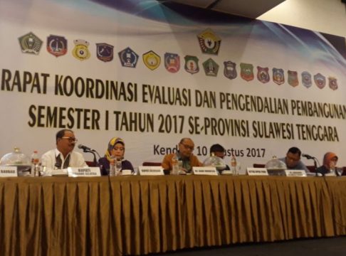 Bupati Konawe Selatan H. Surunuddin Dangga saat menghadiri rapat Koordinasi dan Evaluasi pembangunan yang di gelar pemprov Sultra di salah satu Hotel di kendari. FOTO : HUMAS KONSEL