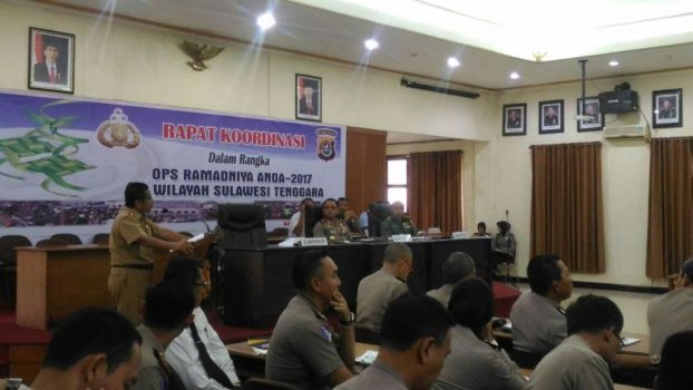 Rapat koordinasi Polda Sultra bersama Dishub Sultra dalam rangka mengantisipasi mudik lebaran 1438 Hijriah. FOTO : ONNO