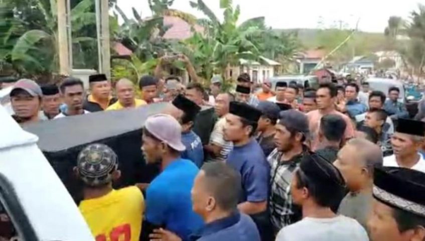 Tiba di Rumah Duka, Jenazah Randi Disambut Histeris