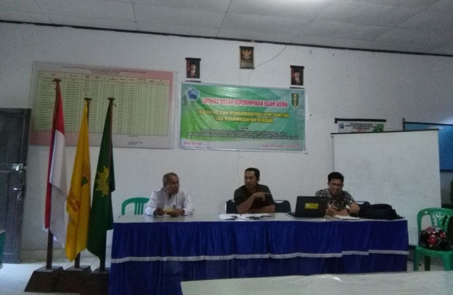 Ketua Panitia Alumni SMA Muhamidyah Kendari  Milwan, S.Pd, M.Pd (tengah) saat memimpin rapat persiapan HUT SMA Muhamdyah ke 50 Tahun 2017. FOTO : ODEK