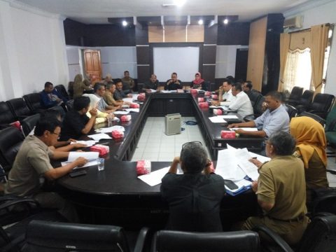 Suasana rapat di DPRD Sultra yang alot saat membahas tentang tunjangan DPRD. FOTO : MAS'UD