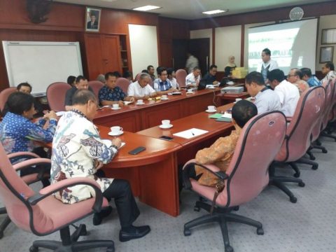 Rapat evaluasi Investopr Perkebunan di ruang rapat Dirjend perkebunan Kementan RI di Jakarta yang dipimp[in Dirjen perkebunan RI bersama Bupati Konsel H Surunuddin Dangga. FOTO : DOHA