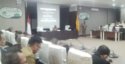 Rapat Senat Universitas Halu Oleo tentang penilaian dengan akan berakhirnya Plt rektor UHO Prof Dr Supriadi. FOTO : BAIM