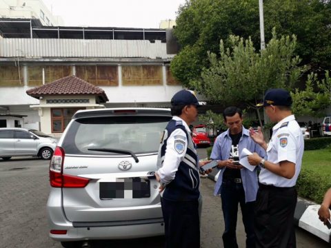 Dishub DIY saat menggelar Razia Taksi Online di Kawasan Malioboro FOTO : NADHIR ATTAMIMI