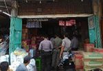 Tim Gabungan saat menggelar razia di sejumlah kios dan tokoh yang mendagangkan dagangan kadaluarsa. FOTO : ROBY SINAGA