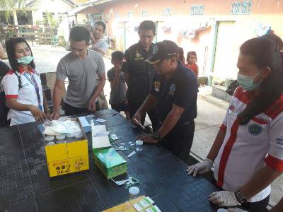jajaran BNN dan dirnarkoba Sultra saat melakukan razia narkoba di sejumlah kos-kosan di kota Kendari. FOTO : ONNO