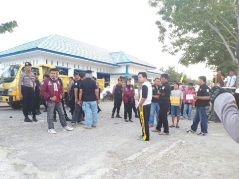 Pengamanan saat pelaksanaan Rekonstruksi penembakan seorang nelayan oleh oknum Polisi di pelabuhan Nusantara raha. FOTO : LA ODE AWALUDDIN