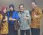 Rektor UHO terpilih DR Zamrun bersama mantan rektor Prof Dr. Usman Rianse. FOTO : ADIN
