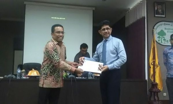 Penyerahan candramata oleh Rektor UHO kepada Wakil Ketua KPK LM Syarif usai membawakan Mata Kuliah Umum di UHO, Senin (31/7/2017). FOTO : LM FAISAL