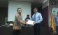 Penyerahan candramata oleh Rektor UHO kepada Wakil Ketua KPK LM Syarif usai membawakan Mata Kuliah Umum di UHO, Senin (31/7/2017). FOTO : LM FAISAL
