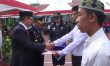 kepala Rutan kelas 2a Kolaka Abbas Ruchandar menyerahkan remisi kepada Napi di HUT RI ke 72 Tahun 2017. FOTO : ASDAR LANTORO