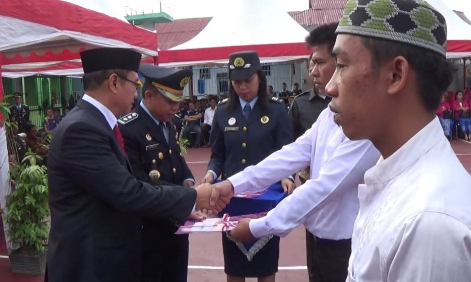kepala Rutan kelas 2a Kolaka Abbas Ruchandar menyerahkan remisi kepada Napi di HUT RI ke 72 Tahun 2017. FOTO : ASDAR LANTORO