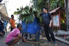 Wakil Walikota Yogyakarta, Heroe Poerwadi bersama masyarakat Kecamatan Ngampilan melakukan kegiatan bersih lingkungan bertagline 'Ayo Reresik Bebarengan. FOTO : NADHIR ATTAMIMI