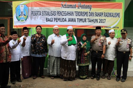 Kapolres Probolinggo AKBP Arman Asmara Syarifuddin, SH, SIK, MH dengan didampingi Kapolsek Kompol Budi Harianto dan sejumlah orang tua murid menghadiri peringatan hari ulang tahun SMP Badridduja Full Day School yang ke 5 tahun. FOTO : ASL