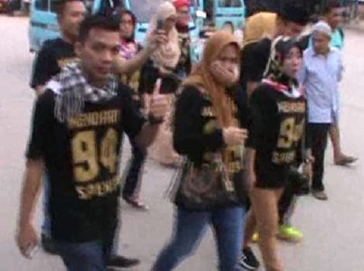Reuni Alumni SMP Negeri 1 kendari angkatan 94 dengan melakukan berbagi takjil kepada sesama warga di pelabuhan Wawonii. FOTO : FT
