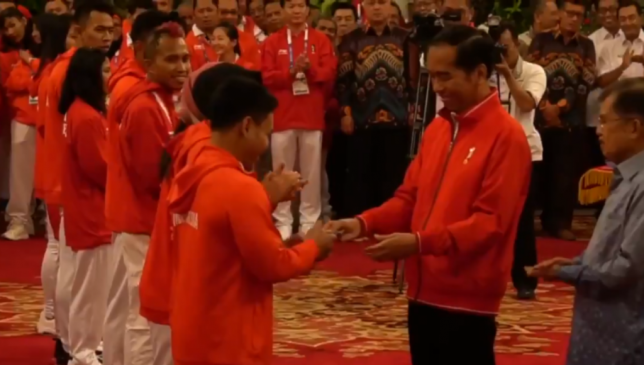 Presiden RI Jokowi Serahkan Bunus Peraih Medali Asian Games 2018