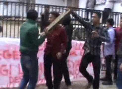 Aksi Unjukrasa di Kantor Balai Sungai Wilayah sulawesi Enam yang berakhir ricuh. FOTO ; FEBRI