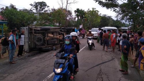 Mobil tersebut terbalik karena tertabrak oleh mobil Gran Max warnah putih Nopol DT 1158 KE yang dikendarai oleh Andri (19), saat berencana untuk melambung