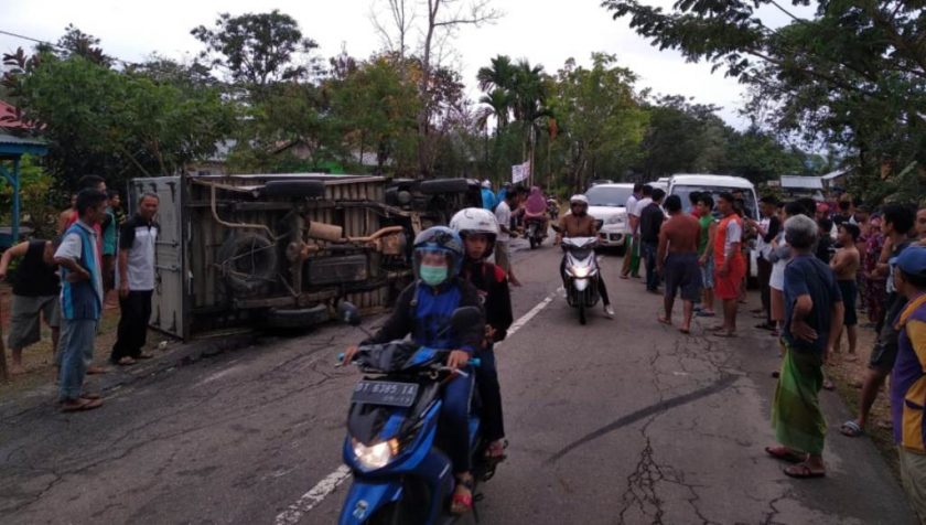 Tertabrak, Mobil Box Asal Kendari Terbalik di Tengah Jalan