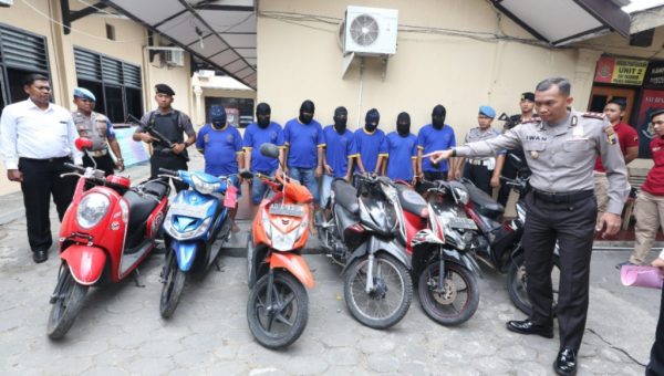 Kapolres Sukoharjo AKBP Iwan Saktiadi saat menunjukkkan delapan tersangka Curanmor bersama barang buktinya di mapolres Sukoharjo