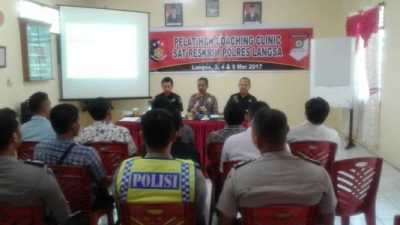 Anggota reskrim Polresta langsa mengikuti Couching clinik tentang perumusan sidik jari. FOTO : ROBY SINAGA