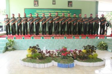 Perwira Kodim 0101/atim yang dipimpin oleh Dandim sedang mempersembahkan Tari Duek Pakat. FOTO : ROBY SINAGA