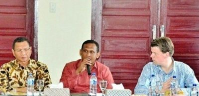 Bu[ati Aceh Timur H. Hasballah saat menerima investor asal Belanda terkait rencana berinvestasi di sektor perkebunan. FOTO : ROBY SINAGA