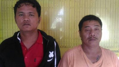 Dua tersangka penggelapan mobil rental yang diamankan Polsek Langsa. FOTO : ROBY SINAGA