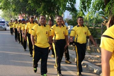 Kaplres Langsa AKBP H. Iskandar ZA. S.IK memimpin langsung gerak jalan santai dalam rangka menjaga stamina dan kesehatan personil. FOTO : ROBY SINAGA