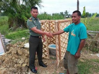 Danramil 29/Langsa Barat Letnan Satu Inf Sukamto serahkan jamban pada masyarakat. FOTO : ROBY SINAGA