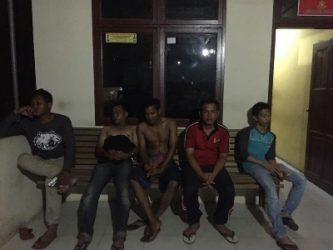 Lima pelaku judi Online yang diamankan di mapolres Kota Langsa. FOTO : ROBY SINAGA