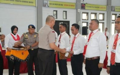 Kapolda Aceh Irjen Pol Drs. Rio S Djambak sedang menyerahkan pengharhaan kepada Kasat Reskrim Polres Langsa. FOTO : IST