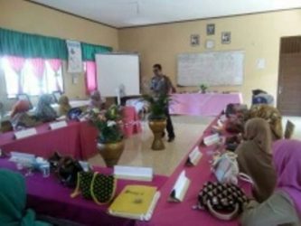 Kapolres Aceh Timur saat memberikan pengarahan kepada sejumlah Kades terkait Aksi di PT Medco. FOTO : ROBY SINAGA