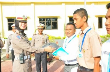 Kasat Lantas Polres langsa AKP Vita Fibriana Sari saat menyerahkan hadiah kepada pemenang lomba Gemagarlin. FOTO : ROBY SINGA