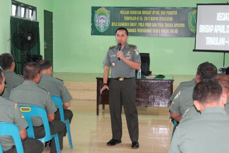 Kasdim 0104/Atim Mayor Inf Lutfi Hadi, SH saat memberikan materi latihan teknis. FOTO : ROBY SINAGA