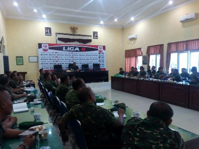 Komandan Kodim 0104/Aceh Timur Letnan Kolonel (Letkol) Inf Amril Haris Isya Siregar, SE memimpin rapat kesiapan lomba Pembinaan Teritorial (Binter). FOTO : ROBY SINAGA