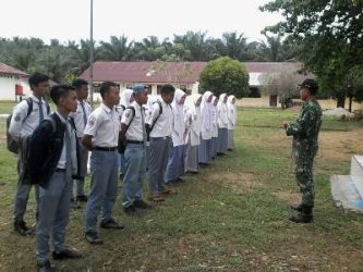Anggota TNI Bekali Perkemahan Kepada Anggota Pramuka SMA 5