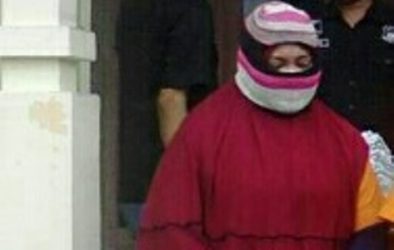 Tersangka RA penggelapan pengurusan tanah milik notaris yang di amankan Satreskrim Polres Kota Langsa. FOTO : ROBY SINAGA