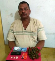 Tersangka pengedar Sabu dan ganja Syamsuddin Adam bersama barang buktinya saat diamankan di Mapolres Aceh Timur. FOTO : ROBY SINAGA