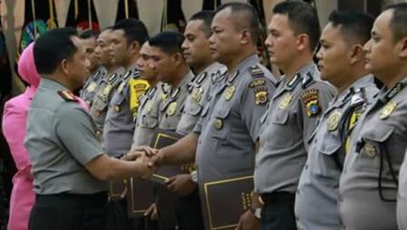 Kapolri Berikan Penghargaan Kepada Aiptu M.Safii Sang Pembuat Kaki Palsu
