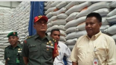 Ketua Tim Sergap TNI AD Brigjend Rahmat Pribadi saat berkunjung di Bulog Kabupaten Muna. FOTO : ROS