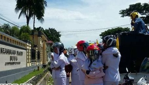 mahasiswa Akper Muna saat menggelar unjuk rasa di depan kejaksaan negeri raha atas dugaan penbyimpangan dana senat Aper Muna. FOTO : ROS
