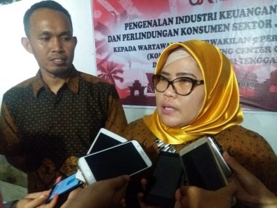 Rosmina, Direktur Sarana Sultra Ventura saat memberikan keterangan pers kepada sejumlah awak media. FOTO : LM FAISAL