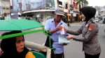 Personil Polwan Polisi Resort Kota Parepare membagikan takjil ke pengguna becak. FOTO : JERI