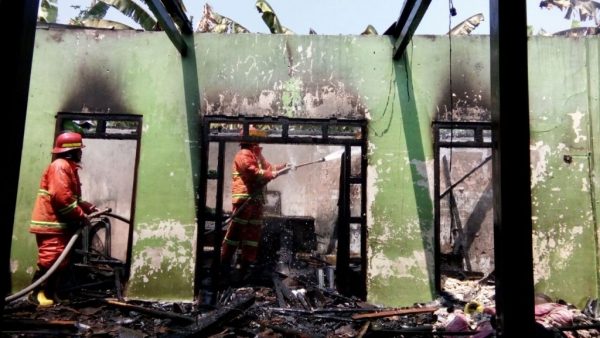 Petugas Kebakaran ssaat melakukan pemadaman atas terbakarnya rumah warga di Tegalrejo. FOTO : AGUNG NUGROHO