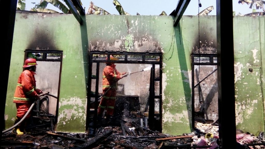 Petugas Kebakaran ssaat melakukan pemadaman atas terbakarnya rumah warga di Tegalrejo. FOTO : AGUNG NUGROHO