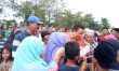 bakal calon Gubernur Sultra Rusman Emba saat menyapa warga di Kecamatan wawotobi akhir pekan lalu. FOTO ; LARASMITA
