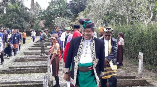 Upacara HUT ke 59 Bupati Muna dan SKPD Gunakan Pakaian Adat Raja